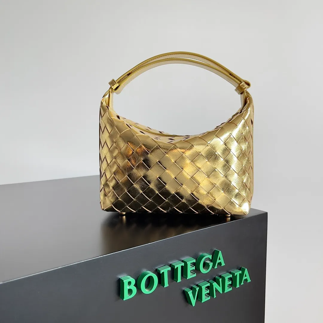 Batch 1360 It is predicted that BV Bottega’s lunch bag will be popular again this year. The entire bag is made of top nappa lambskin, which is very soft and lightweight. It also uses the intrecciato weaving process that the two founders spent several months developing from the beginning of the brand. It is completely hand-woven by Italian craftsmen. It perfectly reflects the craftsmanship of Bottega. The entire bag shape is also a very practical and popular lunch box bag type. The slightly curved arc of the bag mouth can also better fit our wrists. Style number: 754443 Size: 22*13*9